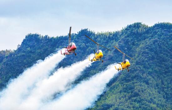 直升机特技飞行表演。