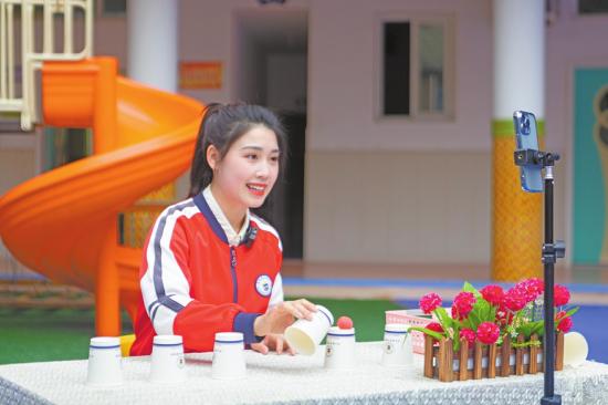 　　11月11日，大足区东城幼儿园的老师正在录制线上课程。在学生离校回家学习期间，该园老师为幼儿们精心准备了手工、篮球、舞蹈、绘本故事、亲子游戏等线上课程，通过几分钟简短的直播和录制短视频转发微信群等多种形式，让孩子们在家中也能感受到学习的乐趣。 新渝报记者瞿波摄