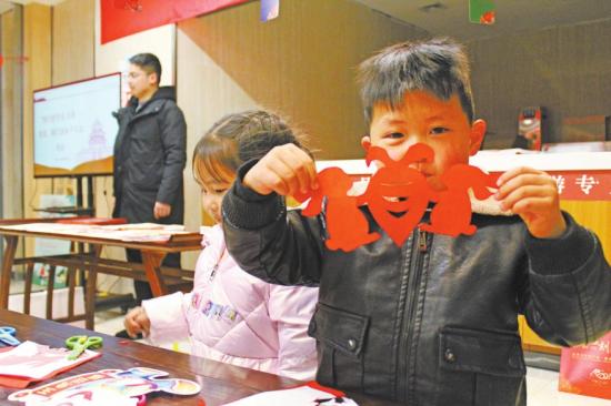 　　2月3日，大足区图书馆举行“我们的节日·元宵”亲子互动活动。家长和孩子们在活动中了解中华传统文化，增进亲子关系，感受浓浓的节日氛围。新渝报记者毛双曾蕊摄