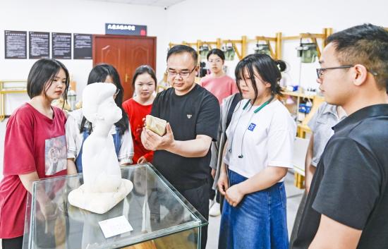 专业的雕刻老师正在培训学生。