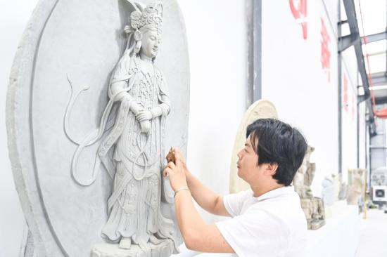雕刻师正在进行创作。
