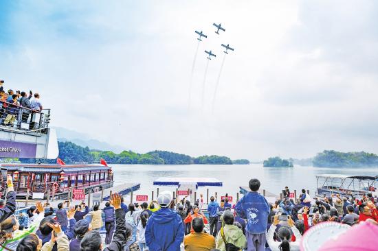 大足首届低空经济嘉年华飞行表演。新渝报记者瞿波摄