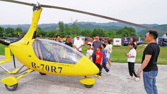 图为雍溪里航空基地，游客了解低空飞行。
