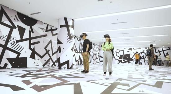 《无面之神》体验店现场，游客戴上头显设备，沉浸式领略南宋时代的大足石刻风光。（受访者供图）