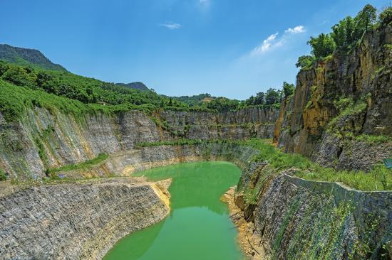 古龙矿坑。