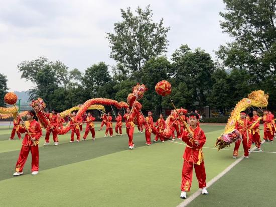 大足区中敖镇中心小学五（5）班学生正在练习舞龙。新华社记者周滨滔摄