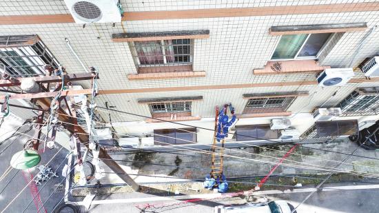 电力工人正有序更换电缆架空线路、配电箱等设施。