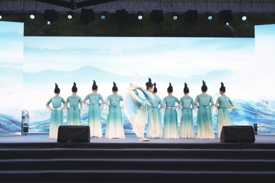 舞蹈《青山远黛》