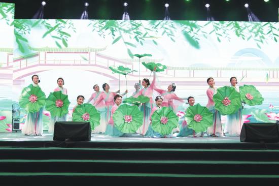 舞蹈《莲叶飘飘》