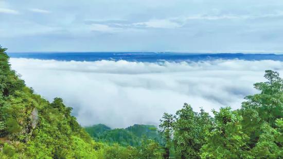 大足巴岳山现绝美云海