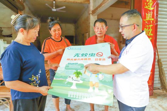 　　8月19日为第八个“中国医师节”。由于当下虫媒传染病形势，大足区铁山镇卫生院的医务工作者们通过发放宣传资料、现场讲解等方式，向群众广泛普及虫媒传染病知识，共同营造防蚊灭蚊良好氛围。 新渝报记者谭显全摄