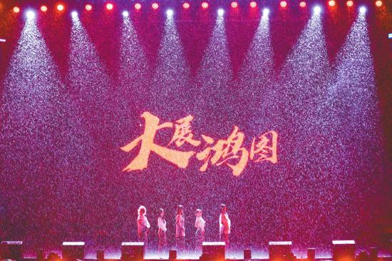 不齐女团雨中表演。