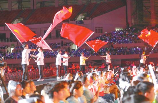 舞台上红旗飘飘。