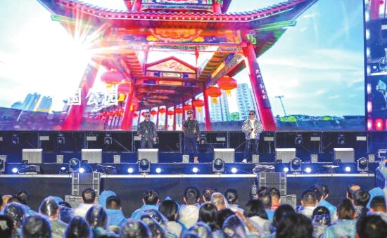 大足本地说唱歌手登台表演。