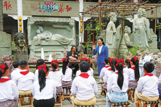 刘能风技能专家工作室里，宝顶实验小学的学生正在上思政课。