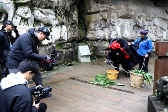 石柱土家族妇女正在进行“玩牛”表演。