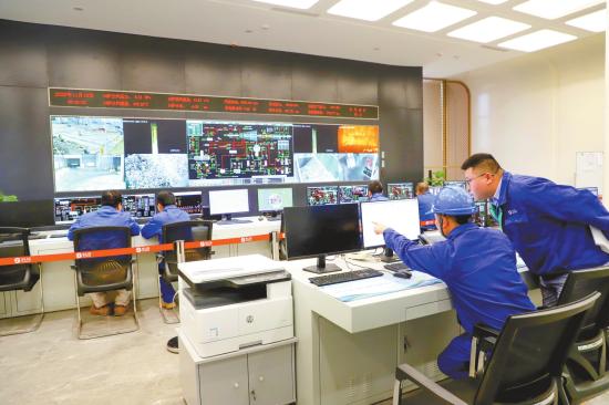 工作人员正在查看垃圾焚烧发电运行状态。