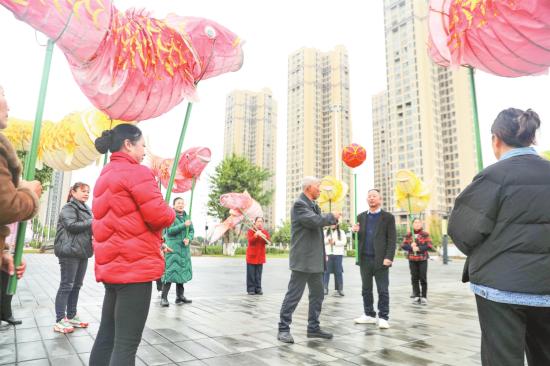 表演者们在万古鲤鱼灯舞文化体育公园排练。