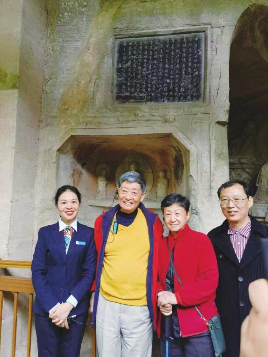　　2023年10月，何迪先生与夫人王苗（中）参观大足石刻。