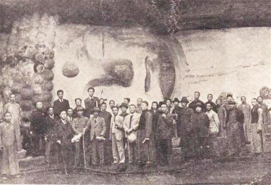 考察团在宝顶山卧佛前合影。