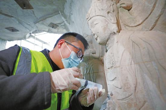 作为世界文化遗产大足石刻重要组成部分、第八批全国重点文保单位,妙高山摩崖造像开凿于南宋绍兴年间,崖面长35米、高13米,现存9号龛窟、60余身造像,以第2号“三教合一”窟为核心亮点,是研究宋代三教融合思想与艺术的珍贵实物,堪称巴蜀中小型石窟杰出代表。因长期受自然营力影响,部分岩体稳定性出现严重隐患,工程于2023年9月启动抢救性保护。
目前,妙高山摩崖造像抢救性保护工程已完工,进入阶段性验收阶段。各类安全隐患已通过科学手段化解,这一露天文化遗产的历史价值、艺术魅力将更清晰地呈现于世人面前。
12月30日,位于大足区季家镇曙光村的妙高山摩崖造像,修复人员正在进行修复收尾工作。
新渝报记者黄舒摄