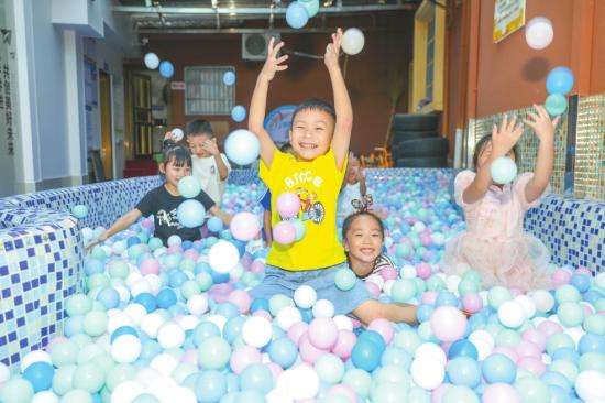 ▲蓝湖丽都幼儿园暑期班，
孩子们玩转海洋球。